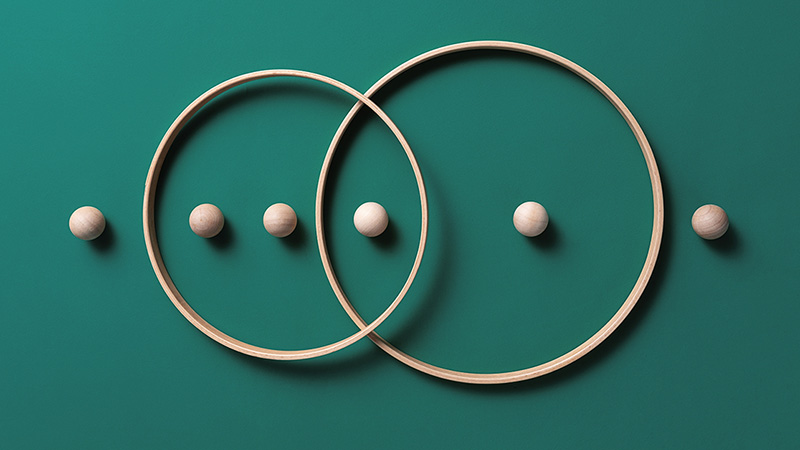 Holzkugeln in verschieden grossen Ringen: Wie optimieren Sie die Besteuerung Ihrer Dividenden von Schweiz-er Aktien?